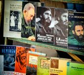 _E7A6114 Fidel books on the street web ready